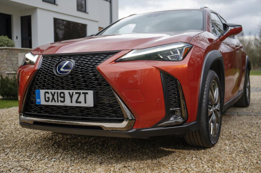  Lexus UX250h F-Sport 2019 года  (UK) (фото 17 из 40)